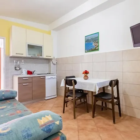 Lucija With Terrace Daire *