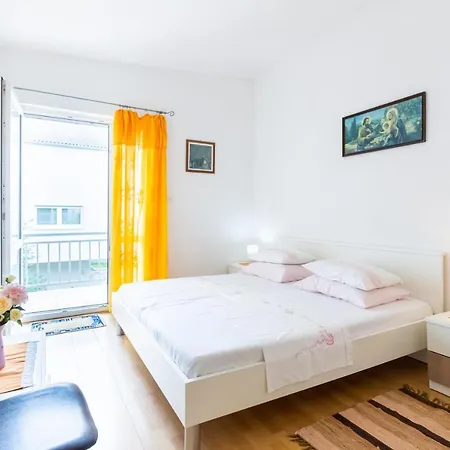 公寓 Lucija With Terrace *